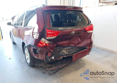 2013 Toyota Sienna Le V6 8 Passenger z USA, uszkodzony, nr VIN 5TDKK3DC6DS384409